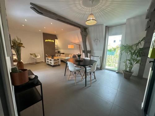 un salon avec une table et des chaises dans l'établissement Charmant appartement troyen, à Troyes
