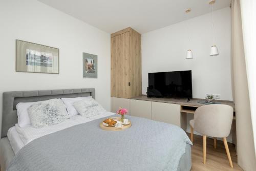 Μια τηλεόραση ή/και κέντρο ψυχαγωγίας στο Apartamenty Jantaris II by Noclegi Renters