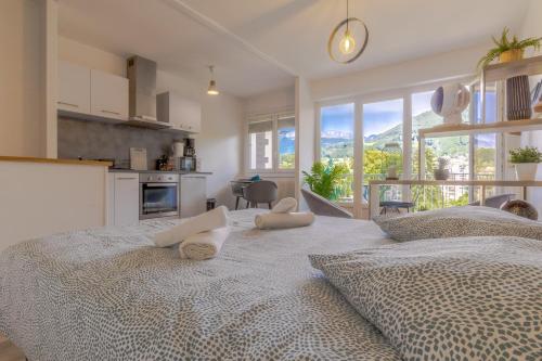une chambre avec un grand lit avec des oreillers dessus dans l'établissement Mont-Lac - Free parking - By a park - Mountain view - near lake, à Annecy