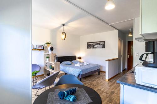 un salon avec un lit et une cuisine dans l'établissement Mont-Lac - Free parking - By a park - Mountain view - near lake, à Annecy