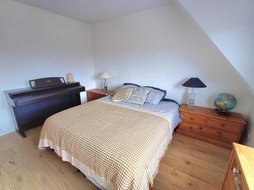 - une chambre avec un lit, une commode et une lampe dans l'établissement Lomener-Maison plage à pied-Surfs et Paddles, à Ploemeur