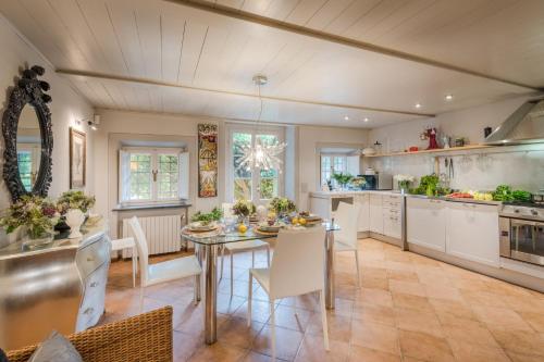 Una cocina o cocineta en La Chiesetta a charming Church converted into Farmhouse with Pool