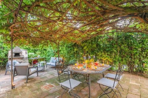 Un jardín fuera de La Chiesetta a charming Church converted into Farmhouse with Pool