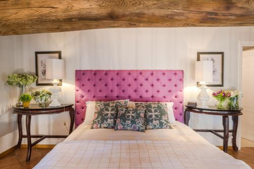 Una cama o camas en una habitación de La Chiesetta a charming Church converted into Farmhouse with Pool