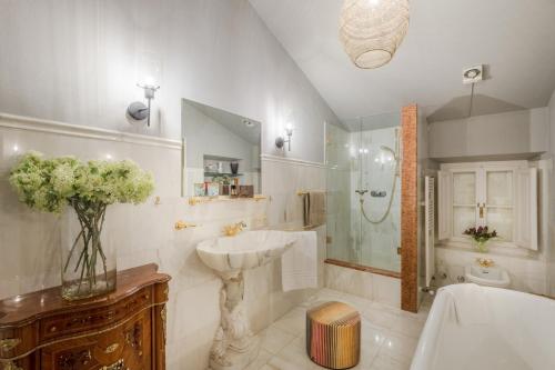 Un baño de La Chiesetta a charming Church converted into Farmhouse with Pool