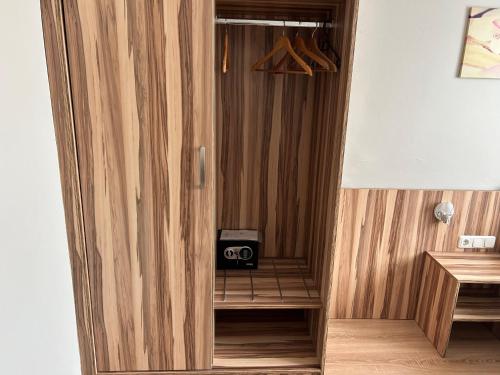 a room with a wooden door with a speaker in it at ''Am Limes'' Hotel in Enns