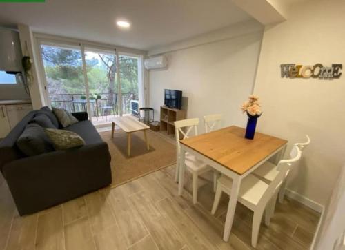 ein Wohnzimmer mit Sofa und Tisch in der Unterkunft Apartment at the foot of Pantano San Juan - 12 in Madrid