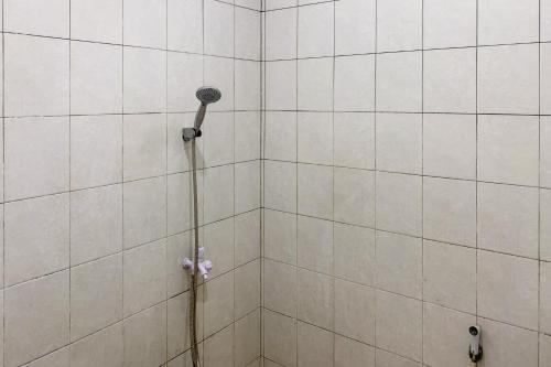 Bilik mandi di Hotel Pelangi Merak RedPartner