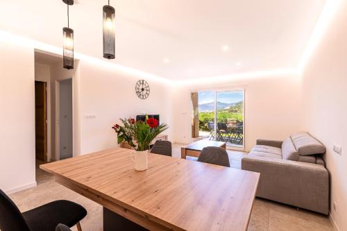 un salon avec une table et un canapé dans l'établissement Libertà - Appt à porticcio climatisé proche plage, à Grosseto-Prugna