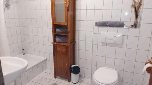 LütowにあるKleine Ferienwohnung mit Hundのトイレと洗面台付きのバスルーム