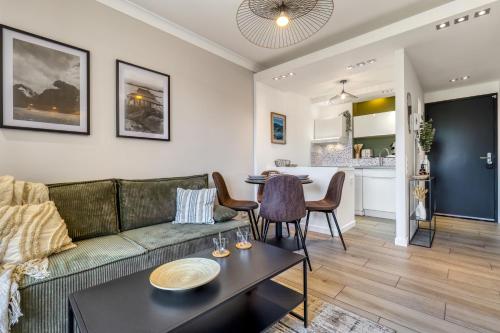 Photo de la galerie de l'établissement Stay&Go des Monts - Centre-Ville - Parking Privé - 20 min du Lac, à Aix-les-Bains