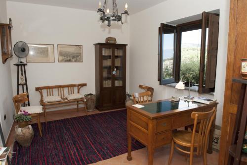 カザール・ヴェリーノにあるCasa Lippiのデスク、椅子、窓が備わる客室です。