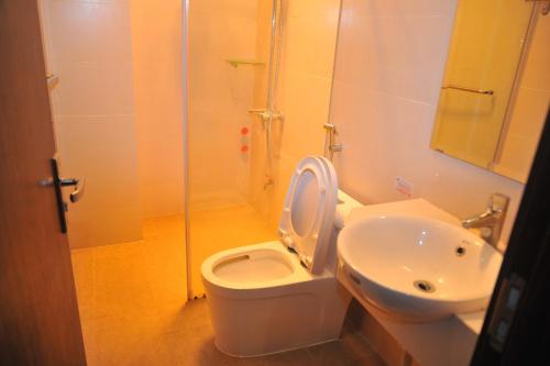 a bathroom with a toilet and a sink at Hoa Hồng 301MD in Hanoi