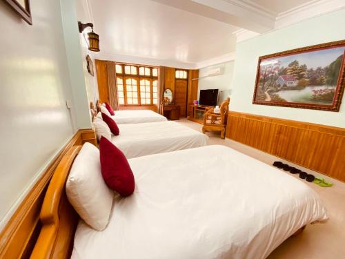 Postel nebo postele na pokoji v ubytování Khuyên Ngọc Hotel