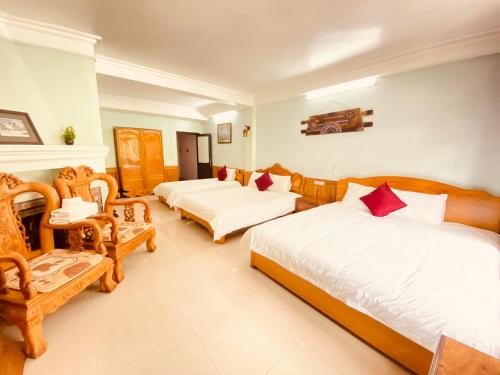 Postel nebo postele na pokoji v ubytování Khuyên Ngọc Hotel