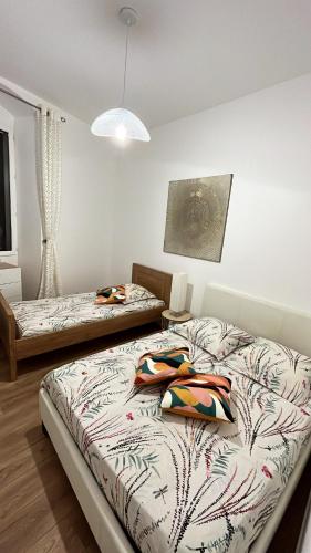 une chambre avec deux lits dans une pièce dans l'établissement Appartement T3 refait à neuf, à Calenzana