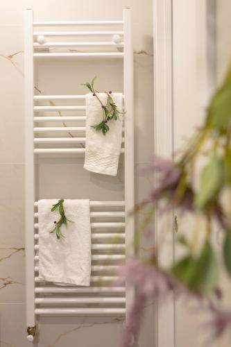 a towel rack with towels on it in a bathroom at El Motín in Zamora