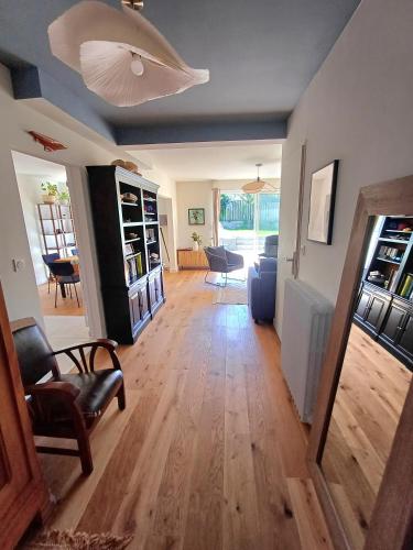 Elle comprend un salon doté de parquet et d'un plafond. dans l'établissement Lomener-Maison plage à pied-Surfs et Paddles, à Ploemeur