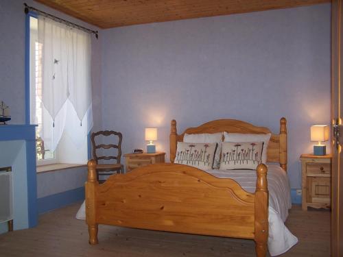 une chambre avec un lit en bois et une fenêtre dans l'établissement Gite Vini Cella, à Nanton