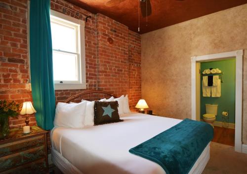 מיטה או מיטות בחדר ב-Grand Highland Hotel