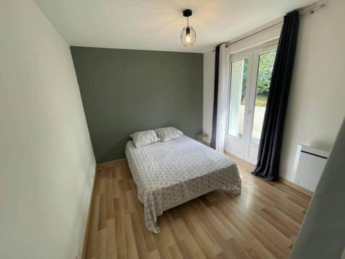 une petite chambre avec un lit et une fenêtre dans l'établissement Le Saint Lazare, à Montélimar