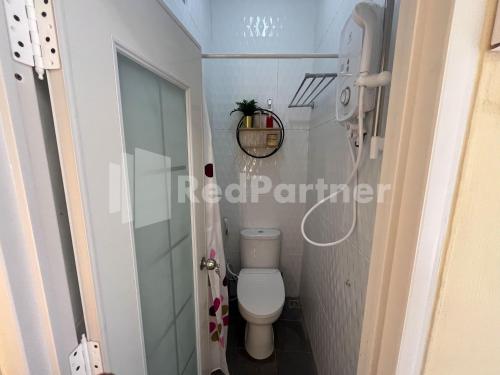 a small bathroom with a toilet in a room at Villa Layar Selorejo Mitra RedDoorz in Malang