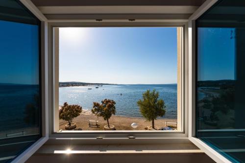 LUXURY BEACHFRONT PARADISE Vir