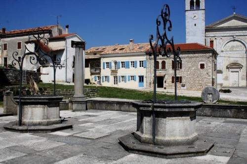 a statue in a courtyard in front of a building at Liebevoll eingerichtetes istrisches Steinhaus mit großer überdachter Terrasse in zentraler Lage in Vižinada