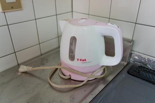 a hello kitty toaster sitting on a counter in a kitchen at 木の家ゲストハウス別館 in Mito