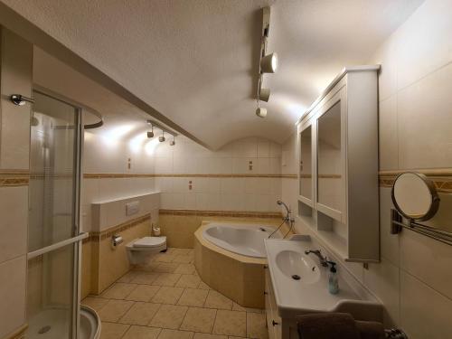 a bathroom with a sink and a tub and a toilet at Ferienwohnung Altstadt in Annaberg-Buchholz