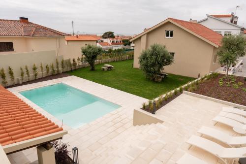 an image of a backyard with a swimming pool at 3 Olives House - by 3 Marias Residence in Santana