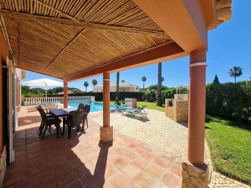 صورة لـ Ferienvilla mit Pool, Garten und Kinderspielplatz في أودياكسيري