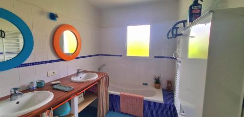 Ένα μπάνιο στο Villa Messangeles