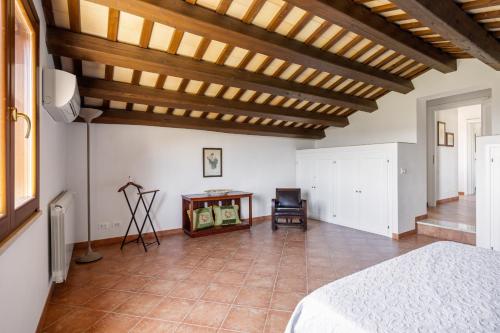 Ένα ή περισσότερα κρεβάτια σε δωμάτιο στο Villa sui Colli Ericini con Piscina