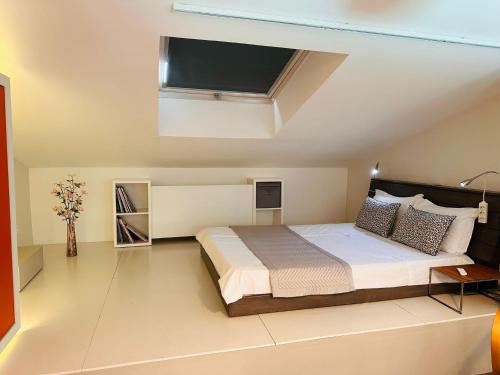 ein Schlafzimmer mit einem großen Bett in einem Zimmer in der Unterkunft Studio avec loggia, piscine et parking in Montferrier-sur-Lez