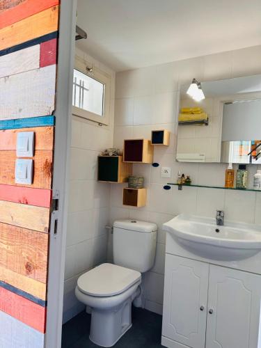 une salle de bain avec toilettes et lavabo dans l'établissement Studio avec loggia, piscine et parking, à Montferrier-sur-Lez