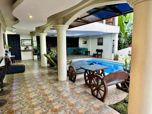 Bazén v ubytování Avana Hills Tagaytay Villa nebo v jeho okolí
