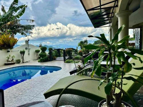 Bazén v ubytování Avana Hills Tagaytay Villa nebo v jeho okolí