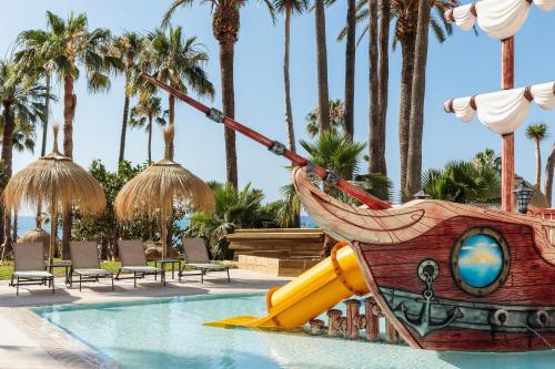 Kolam renang di atau dekat dengan Hotel Best Triton