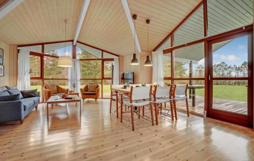 Un lugar para sentarse en Amazing Home In Spøttrup With Kitchen