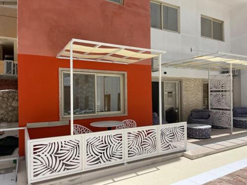 Posezení v ubytování Small lovely cheerful apartment close to El Gouna