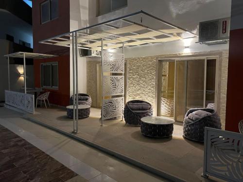 Posezení v ubytování Small lovely cheerful apartment close to El Gouna