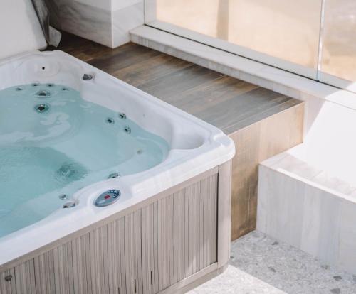 a jacuzzi tub in the middle of a bathroom at Villa Singular in San José