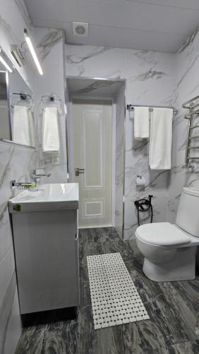 Ένα μπάνιο στο Rano's fayzli Family Guest House