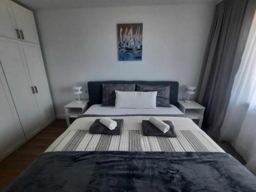 une chambre avec un lit avec deux oreillers dessus dans l'établissement Cullera Buena Vista Social Club con piscina y vistas al mar Solo Familias!, à Cullera