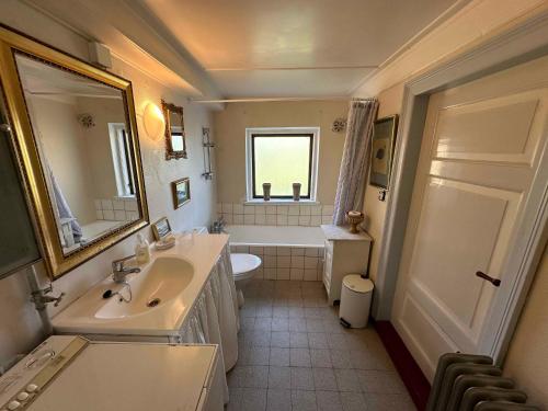 Un baño de Cozy, Older Property On Ærø