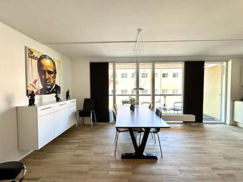 a living room with a table and a kitchen at Spaniensgade 15A 1tv in Copenhagen