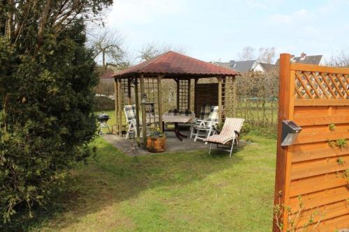 Κήπος έξω από το Wunderschöne Ferienwohnung in Kitzeberg mit Großem Garten