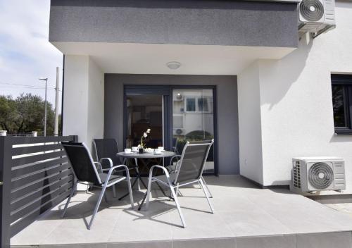 Ferienwohnung in Zambratija mit Kleinem Garten