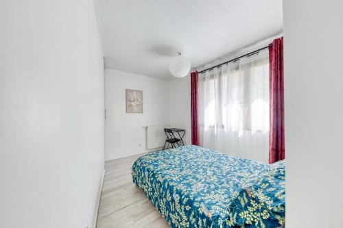 une chambre avec un lit et une fenêtre dans l'établissement Appartement Cosy & Moderne 2 chambres, à Saint-Denis